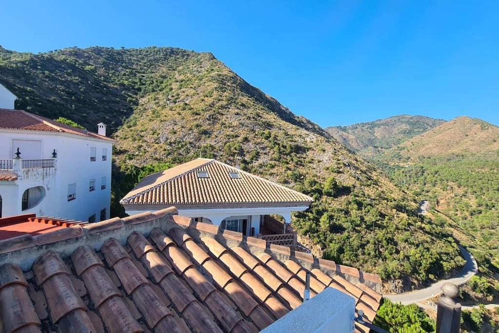 Atico Con Vistas Mar Y Montana Apartment Ojen Exterior photo